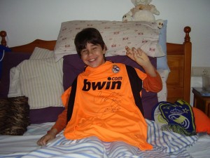 Adrián García con la camiseta de Iker Casillas