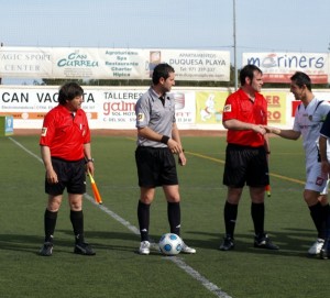 El trio arbitral con los caapitanes del partido