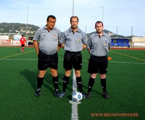 El trio arbitral del partido