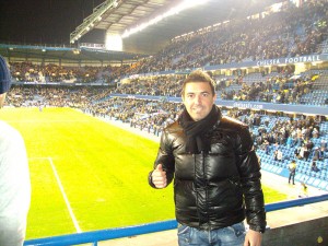 Raúl Barroso en el campo del Chelsea