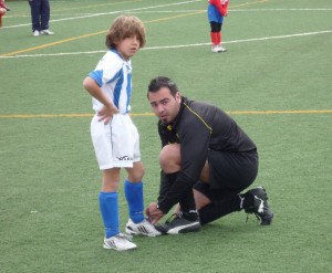 El colegiado con un jugador del At. Baleares