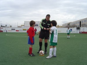 Los capaitanes con el colegiado