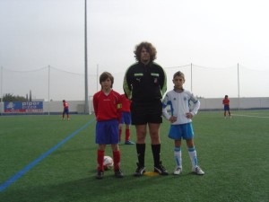 El arbitro con los capitanes del partido