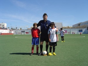 Los capitanes con el arbitro del partido