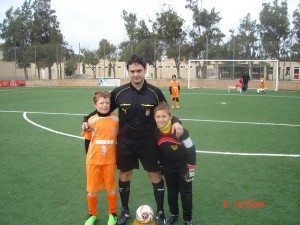 El colegiado con los capitanes del partido