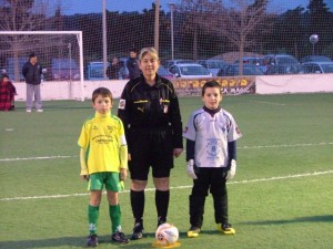 El arbitro con los capitanes del partido