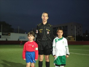 El arbitro con los dos capitanes del partido