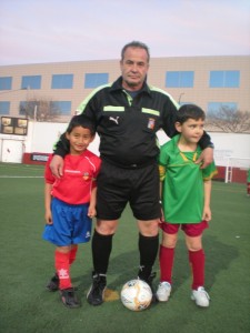 Los capitanes con el arbitro del partido