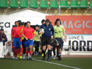 Salida de ambos equipos con el arbitro al terreno de juego