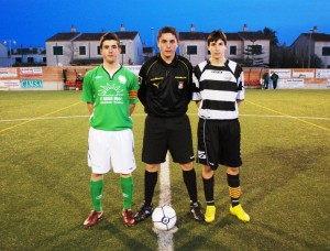 Los capitanes con  el arbitro del partido