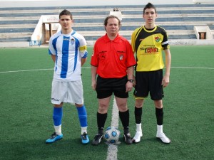 El colegiado con los capitanes del partido