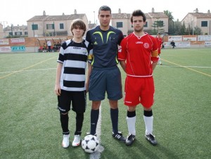 El colegiado con los capitanes del partido