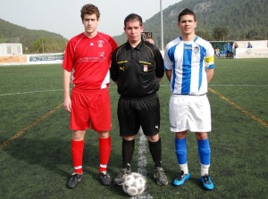 El colegiado con los capitanes del partido