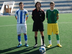 El colegiado con los capitanes del partido