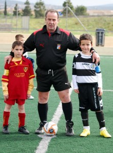 El colegiado con los capitanes del partido