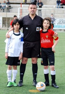 Los capitanes con el arbitro del encuentro