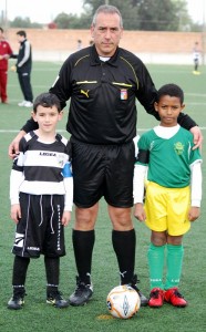 Capitanes con el arbitro del partido