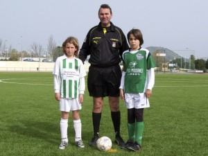 El arbitro con los capitanes del partido