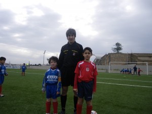 El colegiado con los capitanes del partido