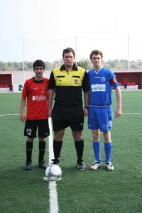 El arbitro con los dos capitanes del partido