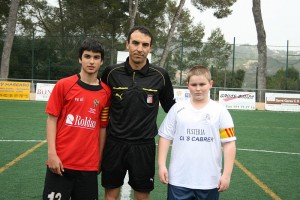 El arbitro con los capitanes al inicio del partido