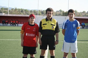 Los capitanes con el arbitro al inicio del partido