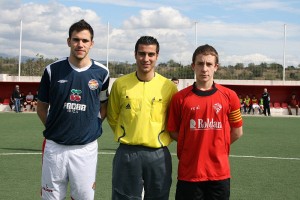 El colegiado con los capitanes del encuentro