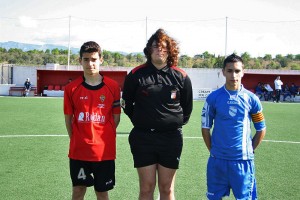 Los capitanes y el arbitro al inicio del partido