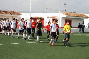 salida al terreno de juego de los equipos junto con el arbitro