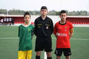 Los capitanes con  el arbitro del partido