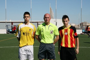 El arbitro con los dos capitanes del partido