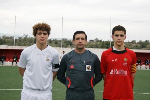 Colegiado con los capitanes del partido