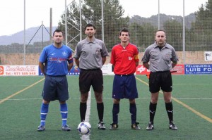 El trio arbitral con los capitanes del partido