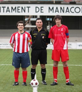 El arbitro con los capitanes del partido