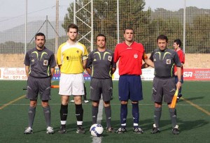 El trio arbitral con los capitanes del partido.