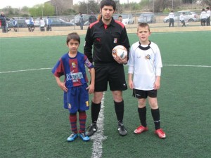 Los capitanes con el árbitro