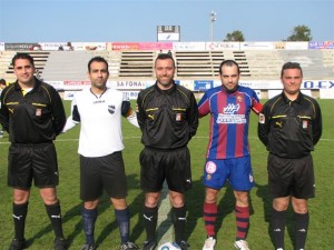 El trio arbitral con los capitanes del partido