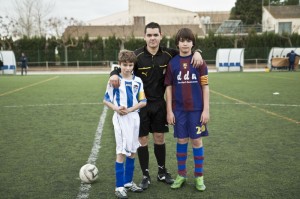 El arbitro con  los dos capitanes