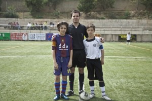 El colegiado con los capitanes del partido