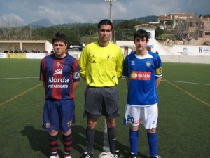 El colegiado con los dos capitanes