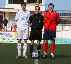 LOs capitanes con el arbitro del encuentro