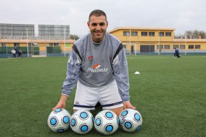 Miguel Ángel Espadas con los cuatro balones que espera tenga que sacar de su porteria Linares el Domingo a partir de las 17 horas.