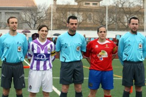 El trio arbitral con las capitanas del encuentro