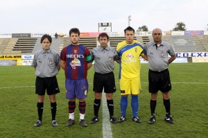 El trio arbitral con los capitanes del partido