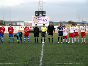 El trio arbitral con los colegiados del encuentro