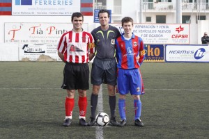 El arbitro y los dos capitanes del partido