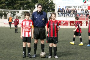 El colegiado con los capitanes del partido