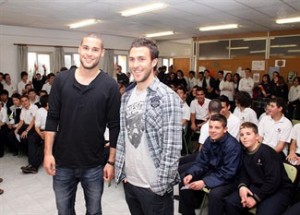 Mario y Víctor visitan las aulas del colegio San José Obrero