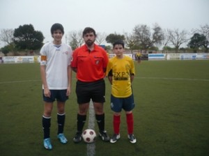 El arbitro con los dos capitanes