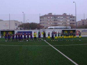 Ambos equipos con el arbitro al inicio del partido